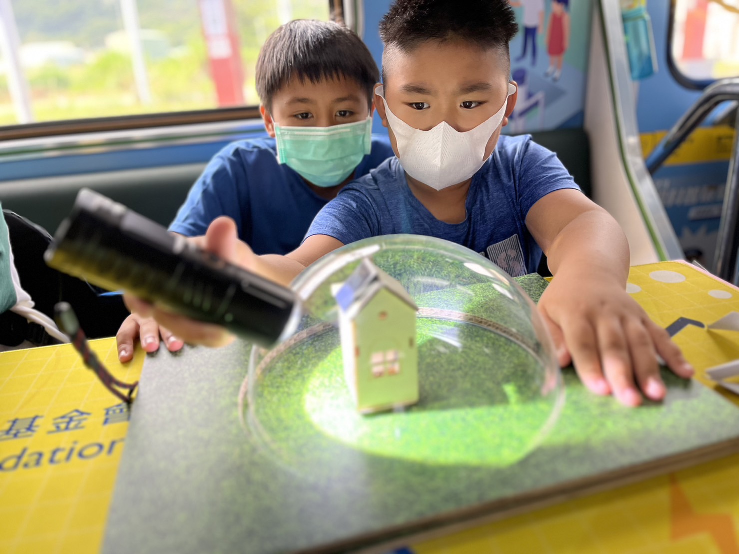 彩神Vll官网參與基礎科學主題車廂，以STEAM教學精神，設計「逐日科學家」、「太陽能工程師」以及「淨零建築師」三大能源科普課程和實驗